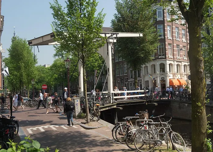 Rembrandtplein Отель